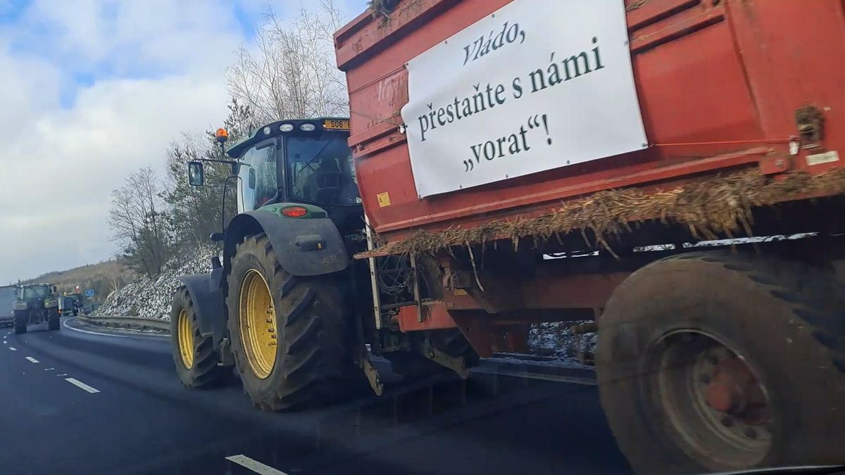 Přestaňte s námi vorat. Zemědělci vyjeli v traktorech na protestní jízdu Chomutovskem